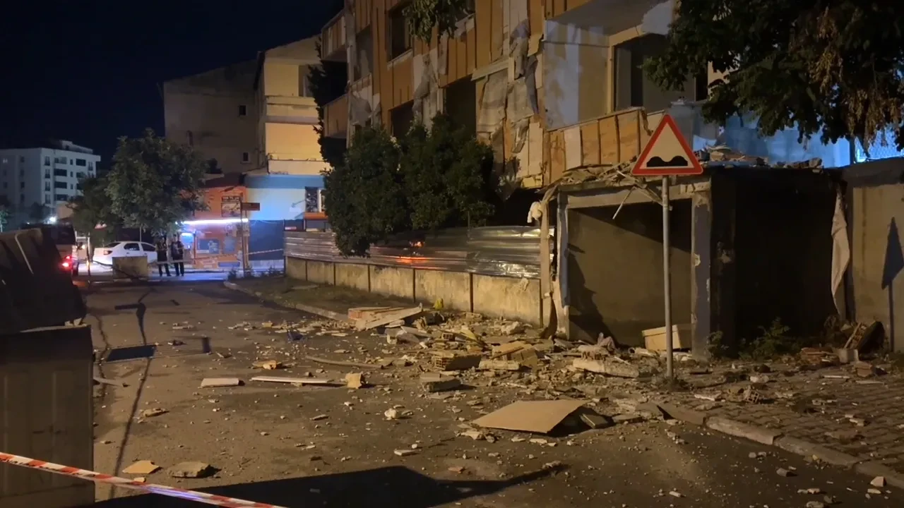 Kartal'da gece yarısı büyük panik! Büyük gürültüyle çöktü, mahalleli sokağa döküldü