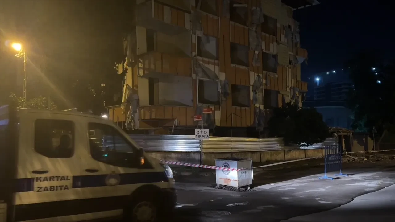 Kartal'da gece yarısı büyük panik! Büyük gürültüyle çöktü, mahalleli sokağa döküldü