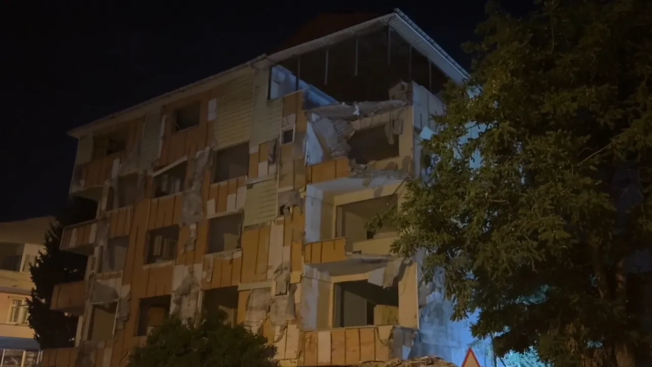 Kartal'da gece yarısı büyük panik! Büyük gürültüyle çöktü, mahalleli sokağa döküldü