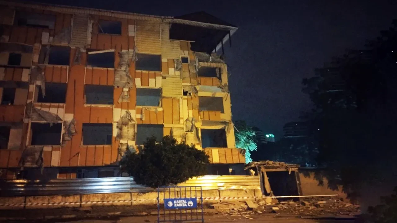 Kartal'da gece yarısı büyük panik! Büyük gürültüyle çöktü, mahalleli sokağa döküldü