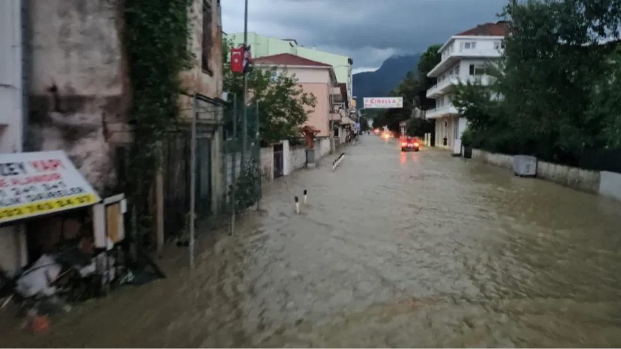 Kastamonu'da yollar sokaklar göle döndü! Cide ve Doğanyurt'u sel vurdu: 150'den fazla ev ve iş yeri sular altında