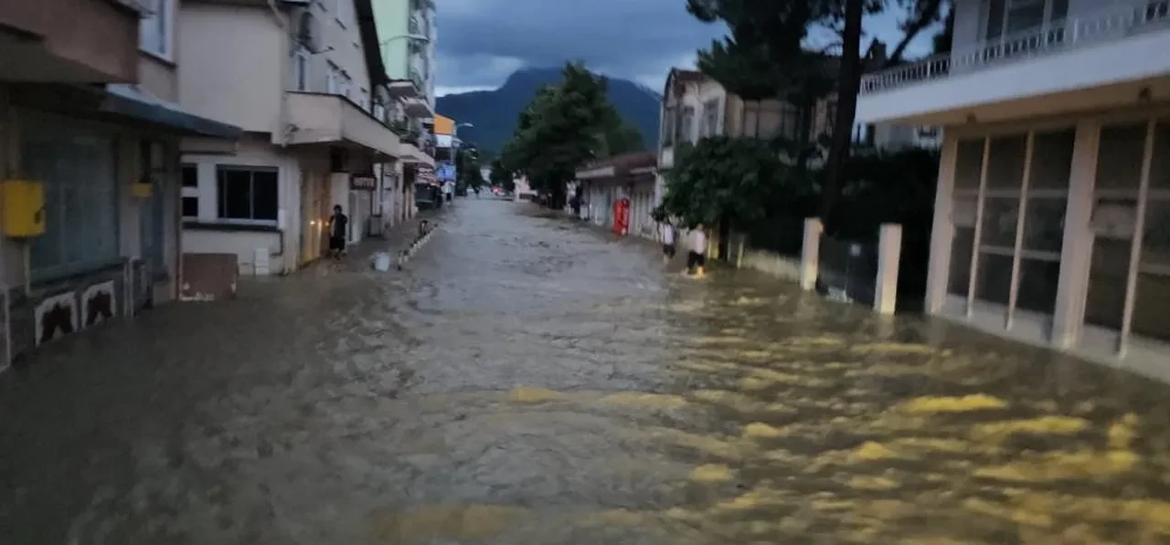 Kastamonu'da yollar sokaklar göle döndü! Cide ve Doğanyurt'u sel vurdu: 150'den fazla ev ve iş yeri sular altında