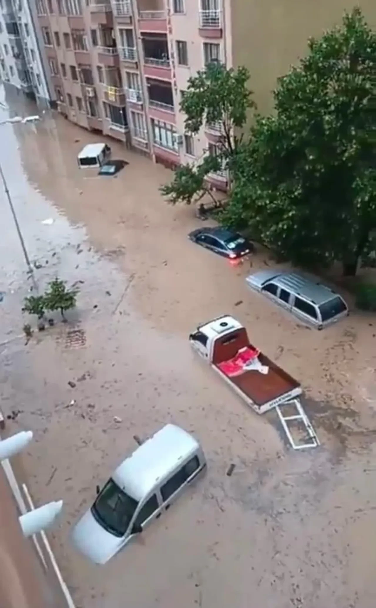 Kastamonu'da yollar sokaklar göle döndü! Cide ve Doğanyurt'u sel vurdu: 150'den fazla ev ve iş yeri sular altında