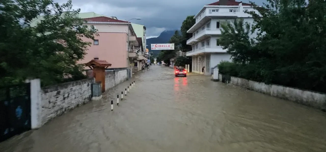 Kastamonu'da yollar sokaklar göle döndü! Cide ve Doğanyurt'u sel vurdu: 150'den fazla ev ve iş yeri sular altında