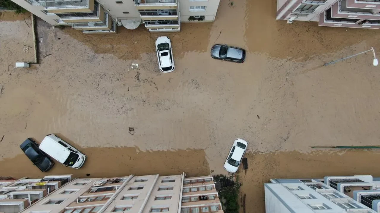 Kastamonu'da yollar sokaklar göle döndü! Cide ve Doğanyurt'u sel vurdu: 150'den fazla ev ve iş yeri sular altında