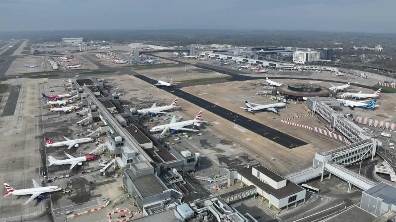 Londra'da Gatwick Havalimanı'nı susuzluk vurdu! Tuvaletler çalışmadı, restoranlar kapandı
