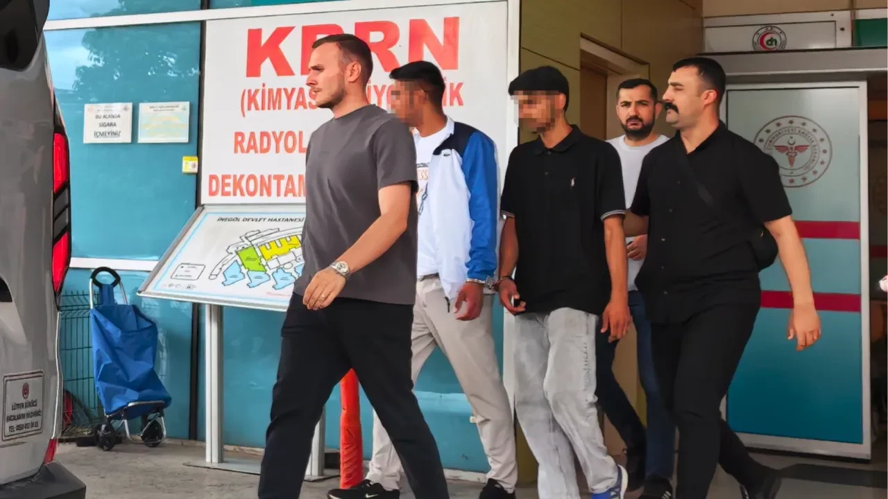Tartıştıkları genci darbettiler, kolyesini çalıp kaçtılar