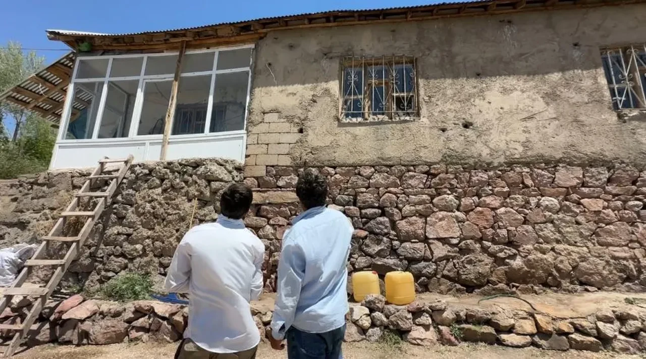Yılanlar bir ailenin kabusu oldu! Evi adeta istila ettiler, her yerden çıkıyorlar