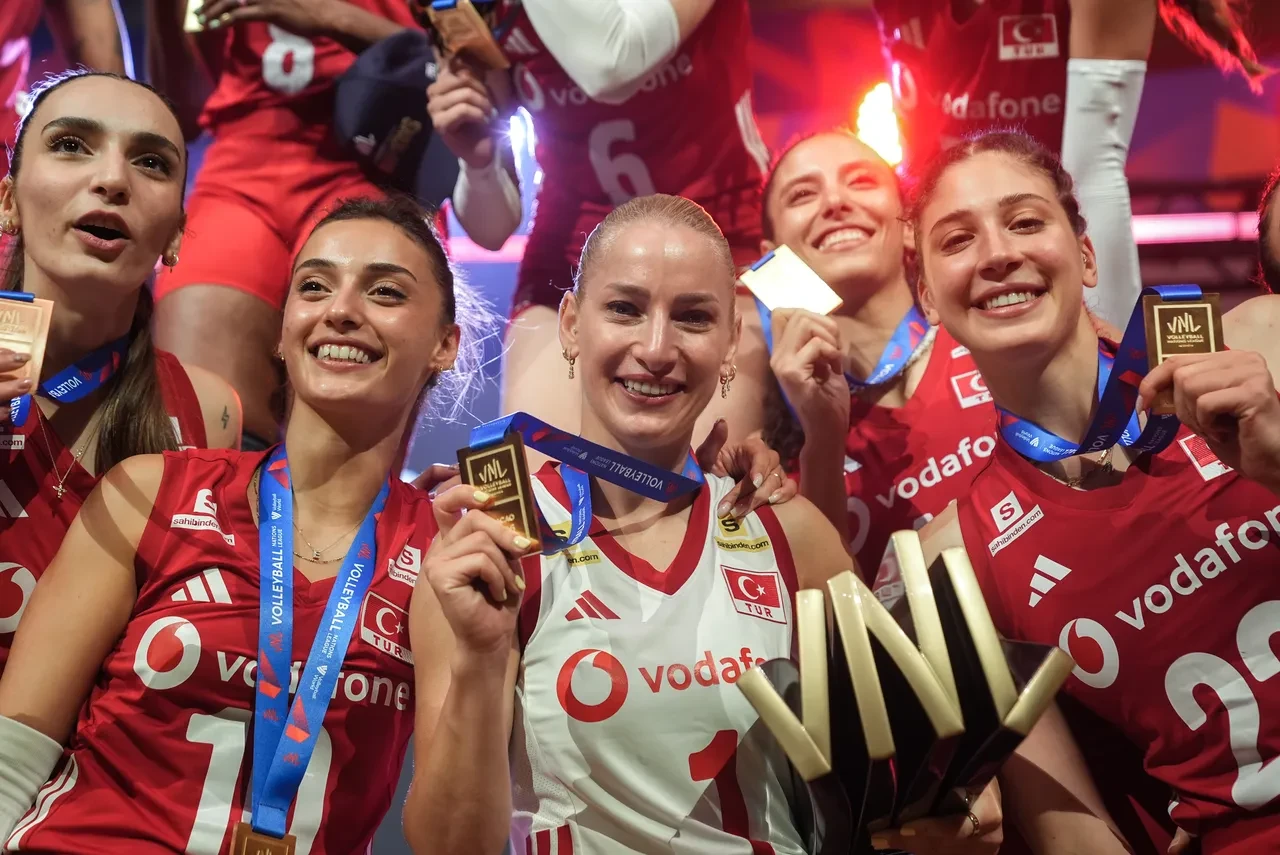 2026 FIVB Milletler Ligi şampiyonu Filenin Sultanları yurda döndü