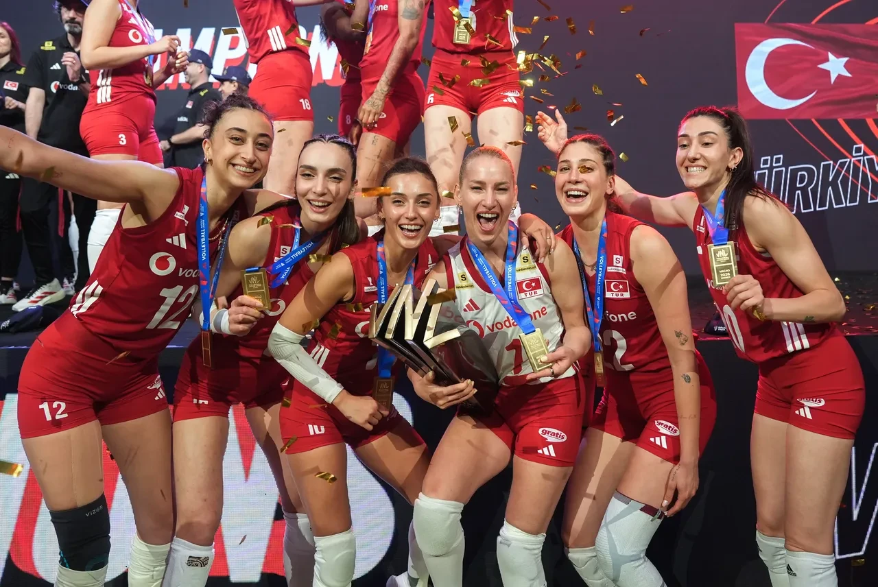 2026 FIVB Milletler Ligi şampiyonu Filenin Sultanları yurda döndü