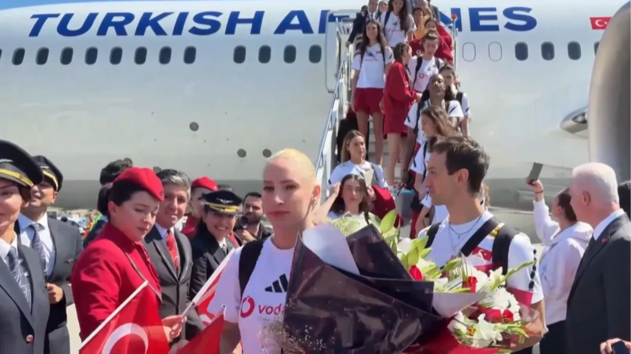 2026 FIVB Milletler Ligi şampiyonu Filenin Sultanları yurda döndü