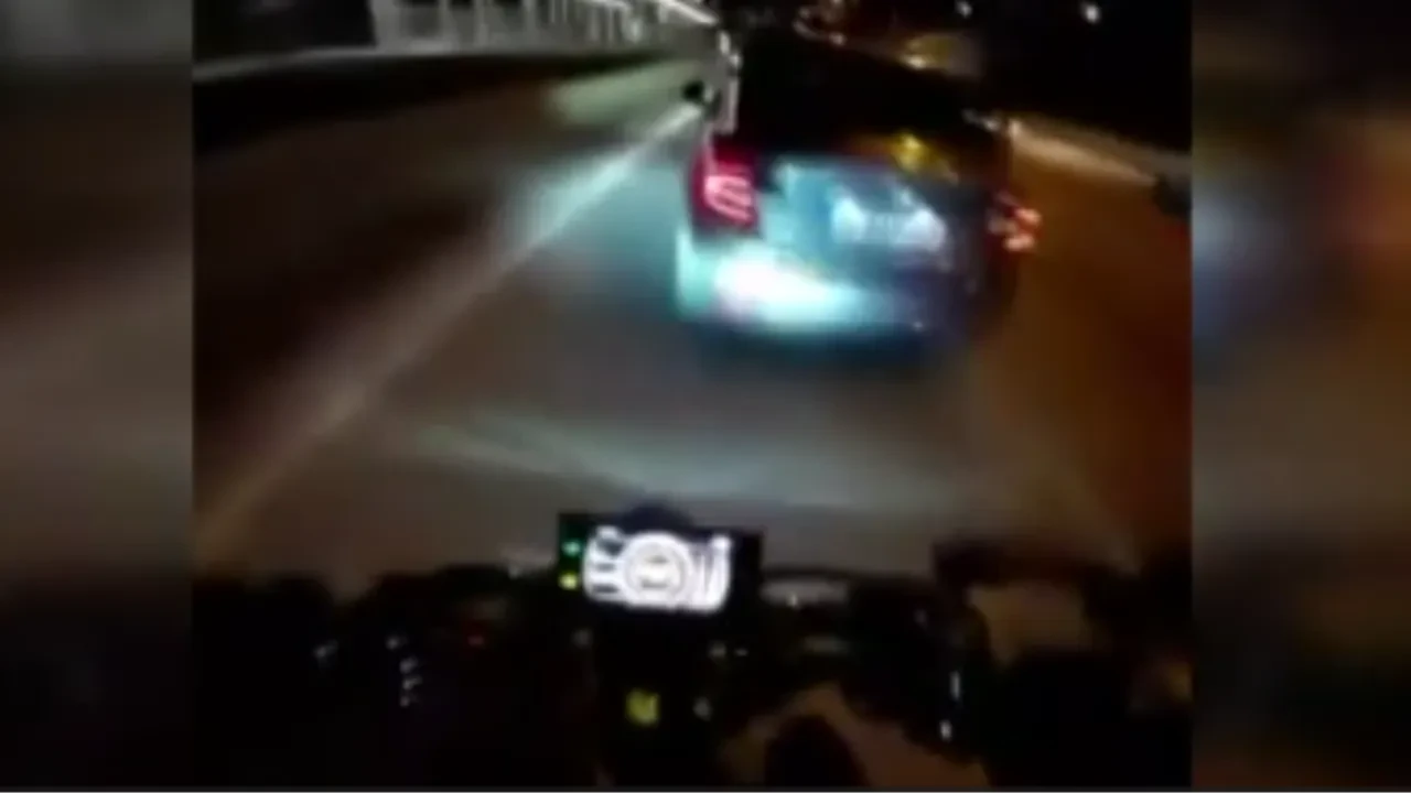 Bir anda önüne kırdı! Motosiklettekiler metrelerce sürüklendi: O anlar kask kamerasında