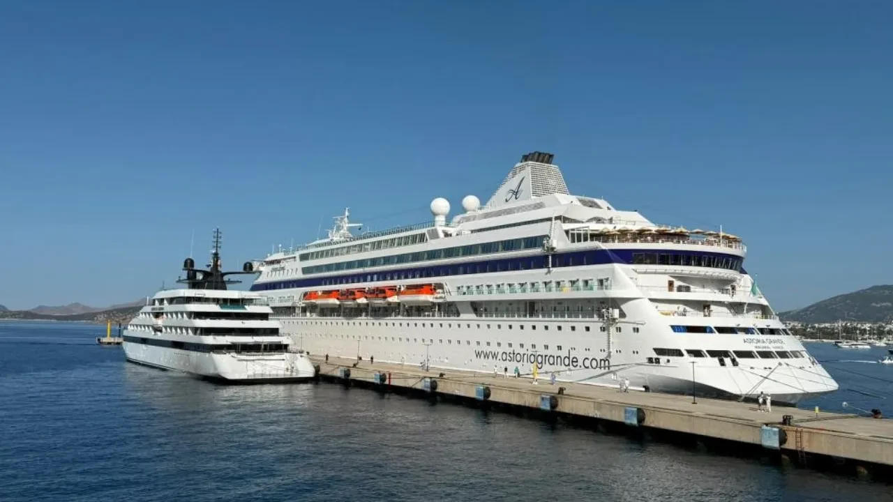 Bodrum'a iki gemi birden geldi! 303 metrelik mesai