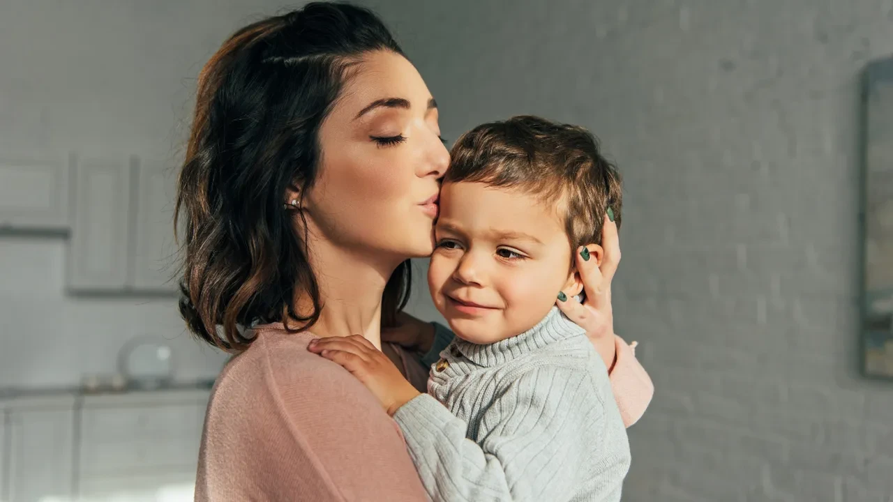 Çocuklar en çok kimi taklit eder? Anneyi mi babayı mı?