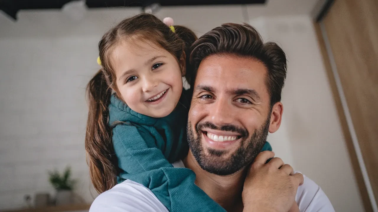 Çocuklar en çok kimi taklit eder? Anneyi mi babayı mı?