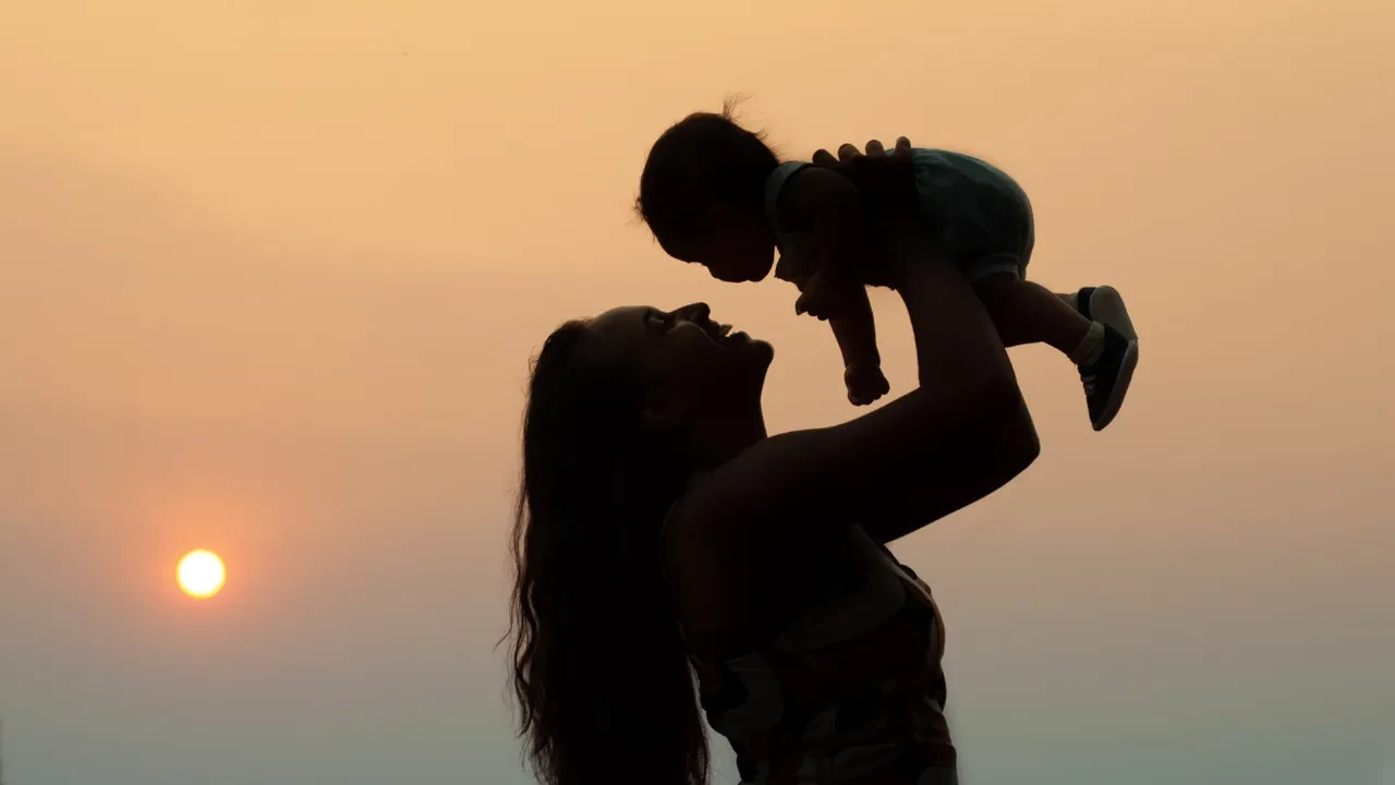 Çocuklar en çok kimi taklit eder? Anneyi mi babayı mı?