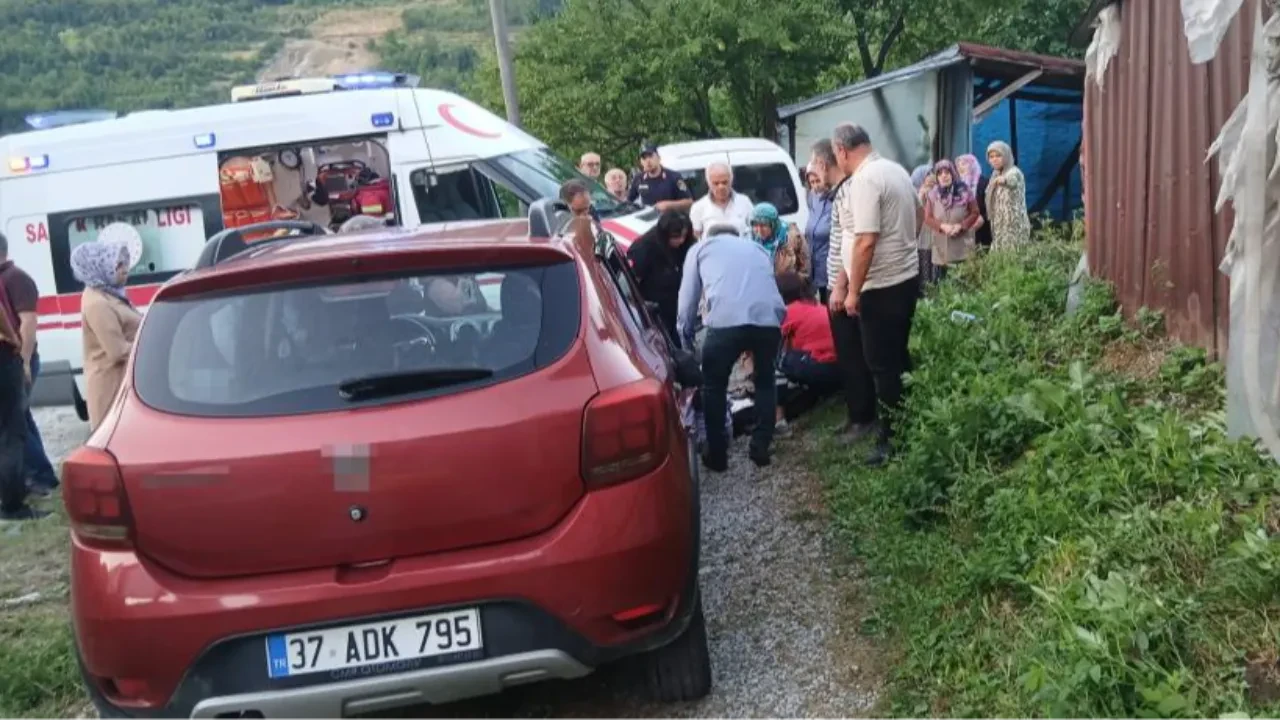 İnebolu’da dehşet anları: Freni patlayan araç yürüyen aileye çarptı