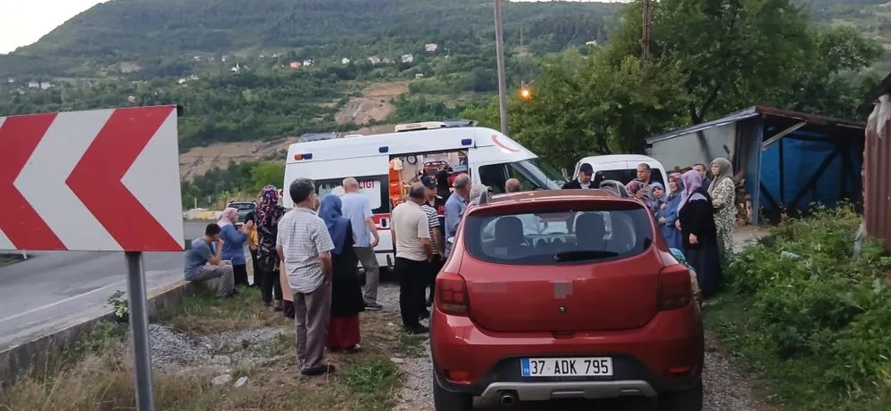 İnebolu’da dehşet anları: Freni patlayan araç yürüyen aileye çarptı