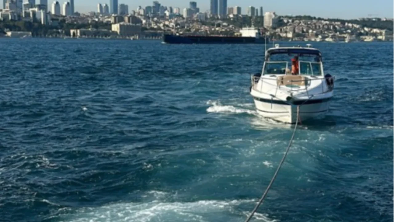 İstanbul Boğazı'nda korkulan anlar: Kuz Kulesi önlerinde tekne arızası