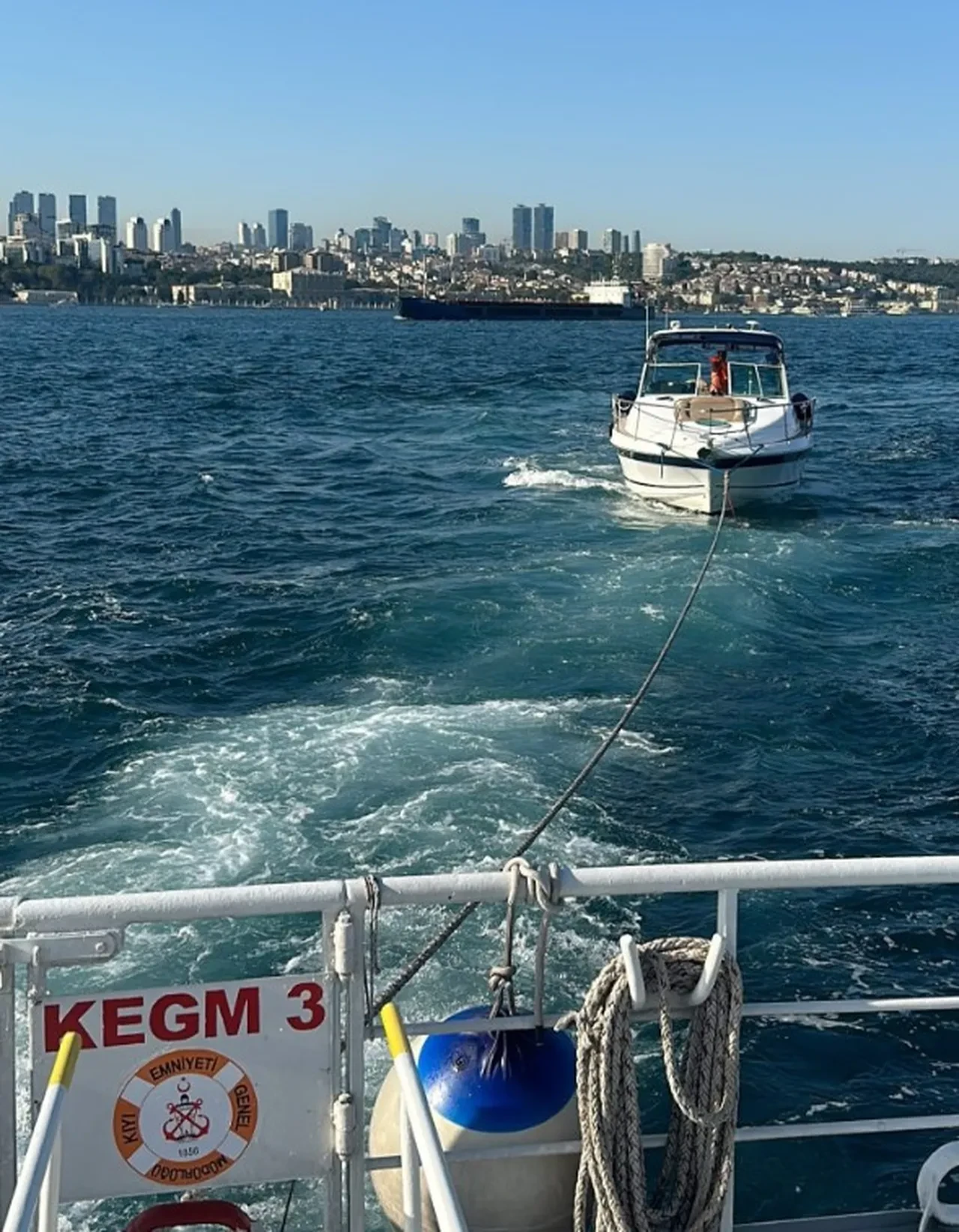 İstanbul Boğazı'nda korkulan anlar: Kuz Kulesi önlerinde tekne arızası