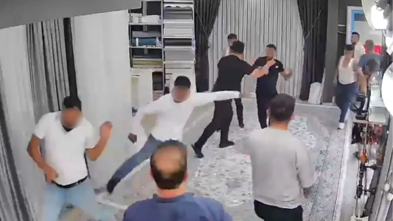 Kaçıp iş yerine sığındı, saldırganlar peşinden girdi! O anlar kamerada
