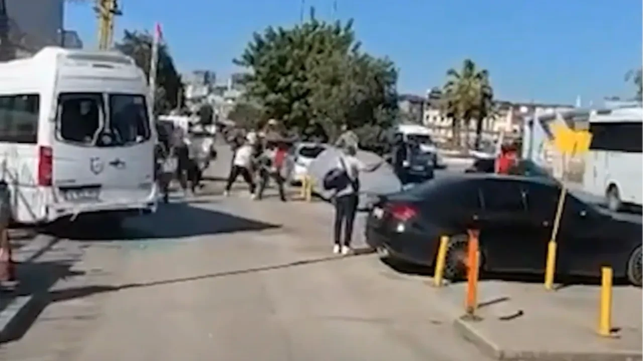 Tuzla’da trafikte dehşet saçan motosikletliler yakalandı: Servis şoförünün önünü kesip saldırdılar