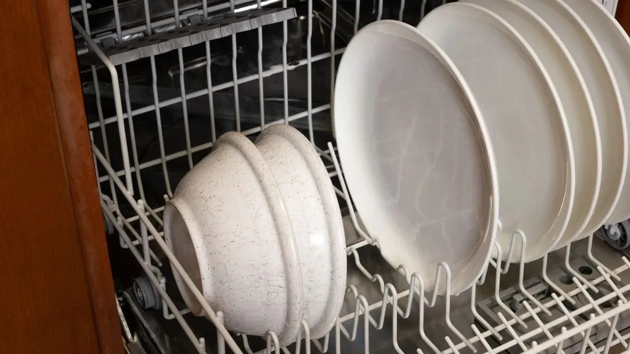 Yemek tabaklarını bulaşık makinesine böyle yerleştirmeyin! Meğer yıllardır yanlış yapıyormuşuz