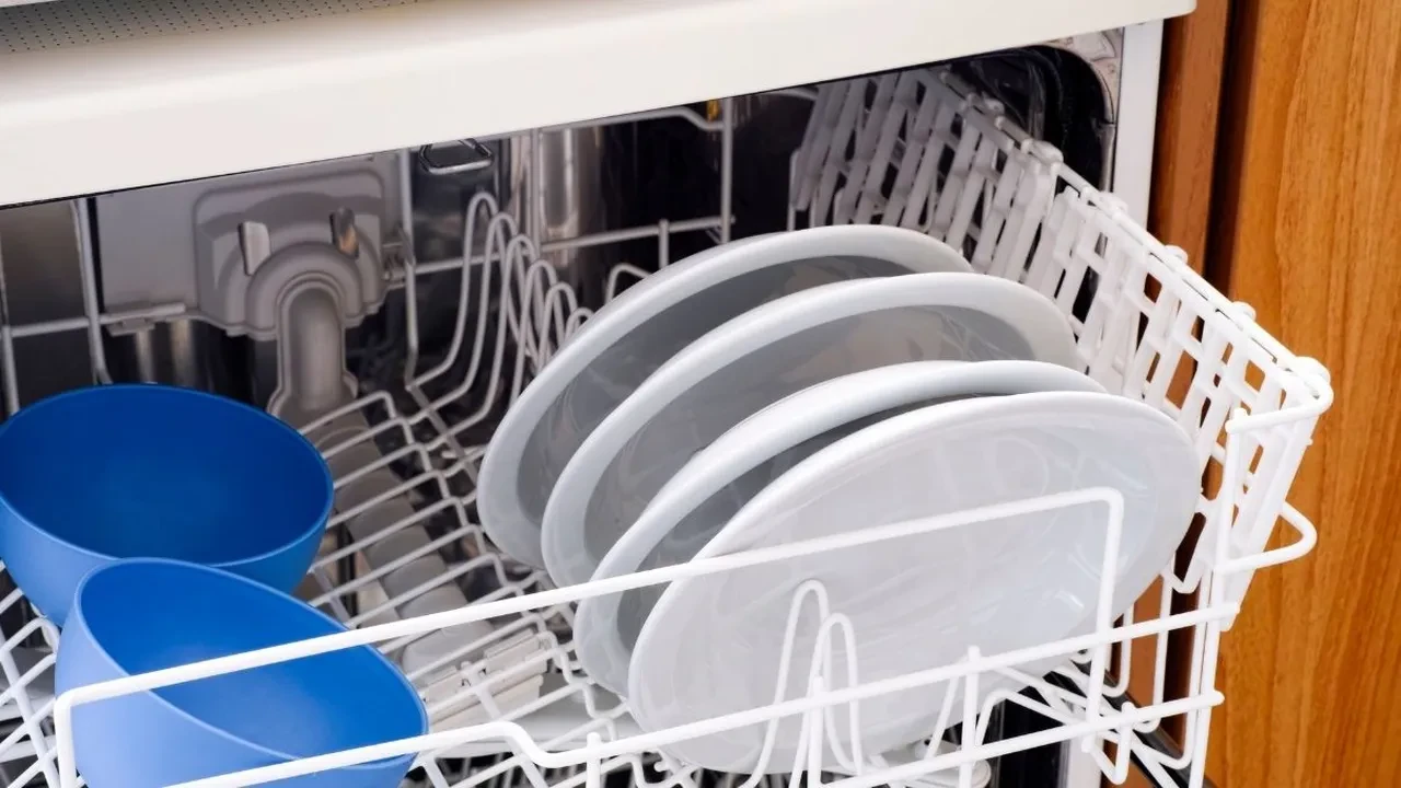 Yemek tabaklarını bulaşık makinesine böyle yerleştirmeyin! Meğer yıllardır yanlış yapıyormuşuz