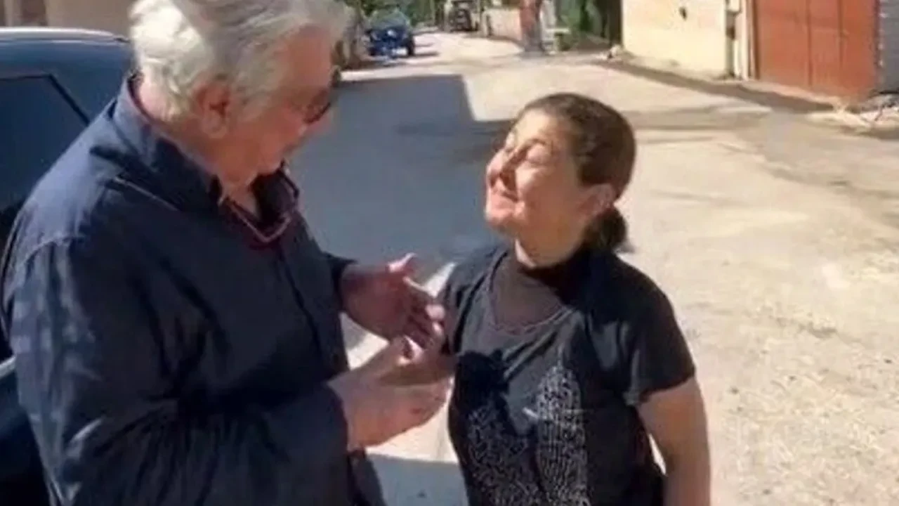 Yolunu şaşıran Erdal Özyağcılar’a vatandaştan ezber bozan hediye! Hiç beklemiyordu, neye uğradığını şaşırdı! 