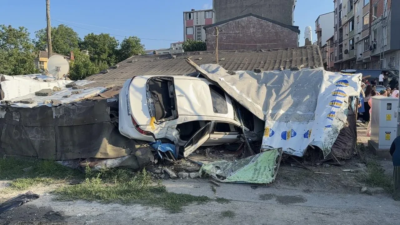 Arnavutköy’de dehşet anları! Kontrolden çıkan otomobil müstakil eve daldı 5 kişi yaralandı