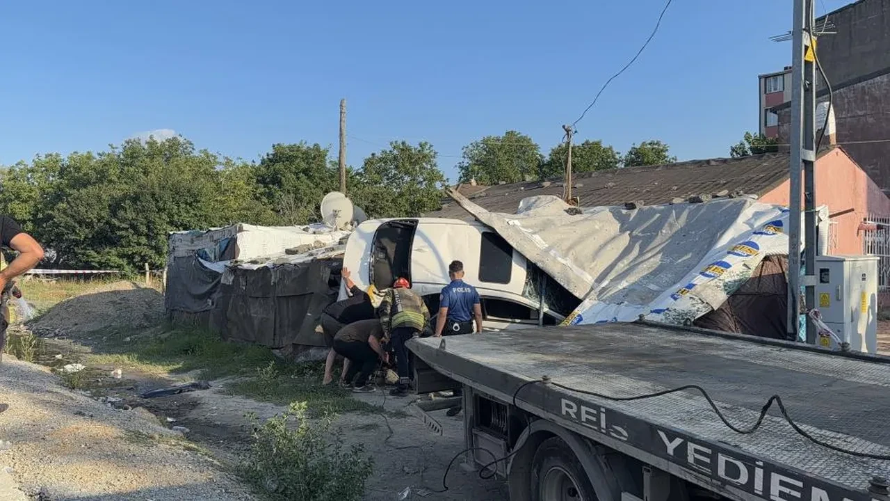 Arnavutköy’de dehşet anları! Kontrolden çıkan otomobil müstakil eve daldı 5 kişi yaralandı