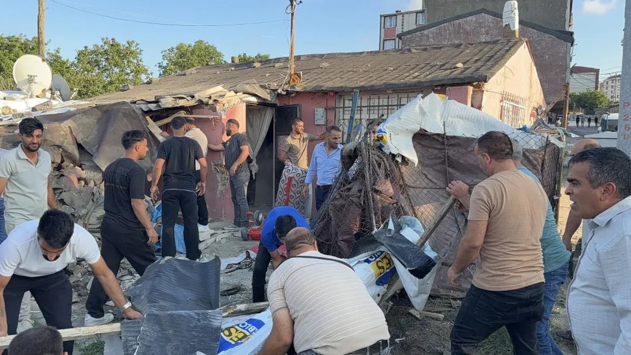 Arnavutköy’de dehşet anları! Kontrolden çıkan otomobil müstakil eve daldı 5 kişi yaralandı