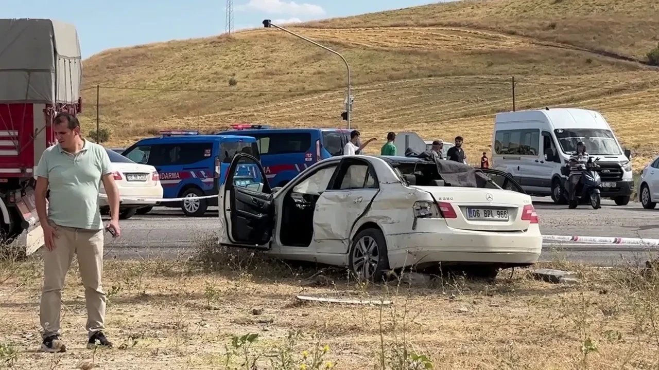 Çankırı'da otomobil ile tır çarpıştı: 3 ölü, 2 yaralı