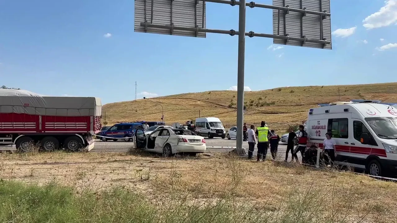 Çankırı'da otomobil ile tır çarpıştı: 3 ölü, 2 yaralı