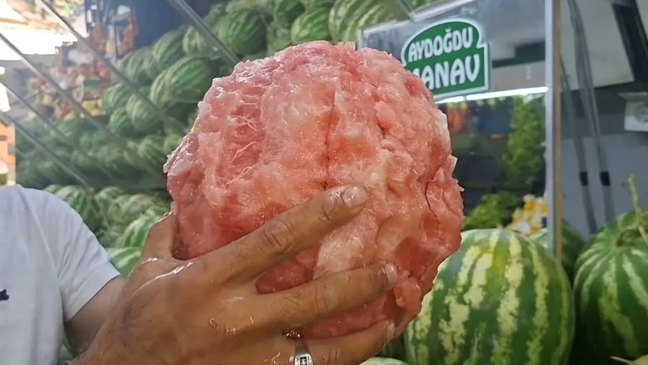Elleriyle karpuz soyan manav görenleri şoke etti! Video yorum yağmuruna tutuldu: İşte o ilginç anlar 