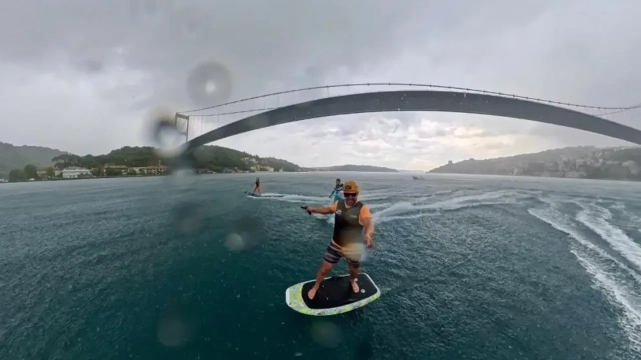 Fırtınaya aldırmadılar! Milli sporcunun Boğaz’da elektrikli sörf şovu