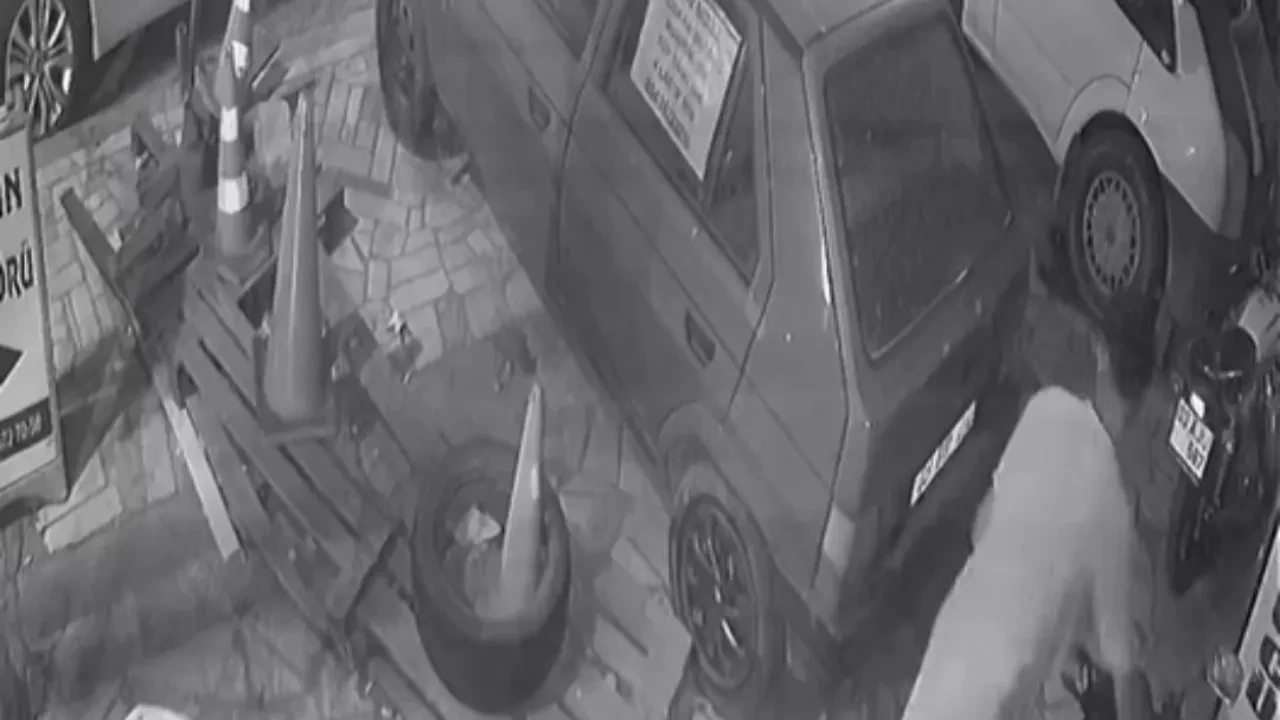 İki soğukkanlı şüpheli, bir motosiklet! Hırsızlık anı kamerada