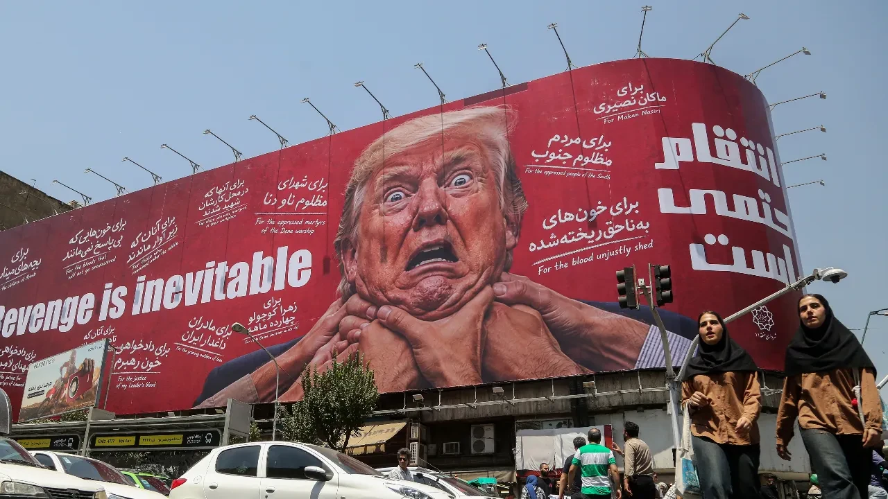 İran'da Trump'ı hedef alan 'intikam' içerikli dev afiş asıldı