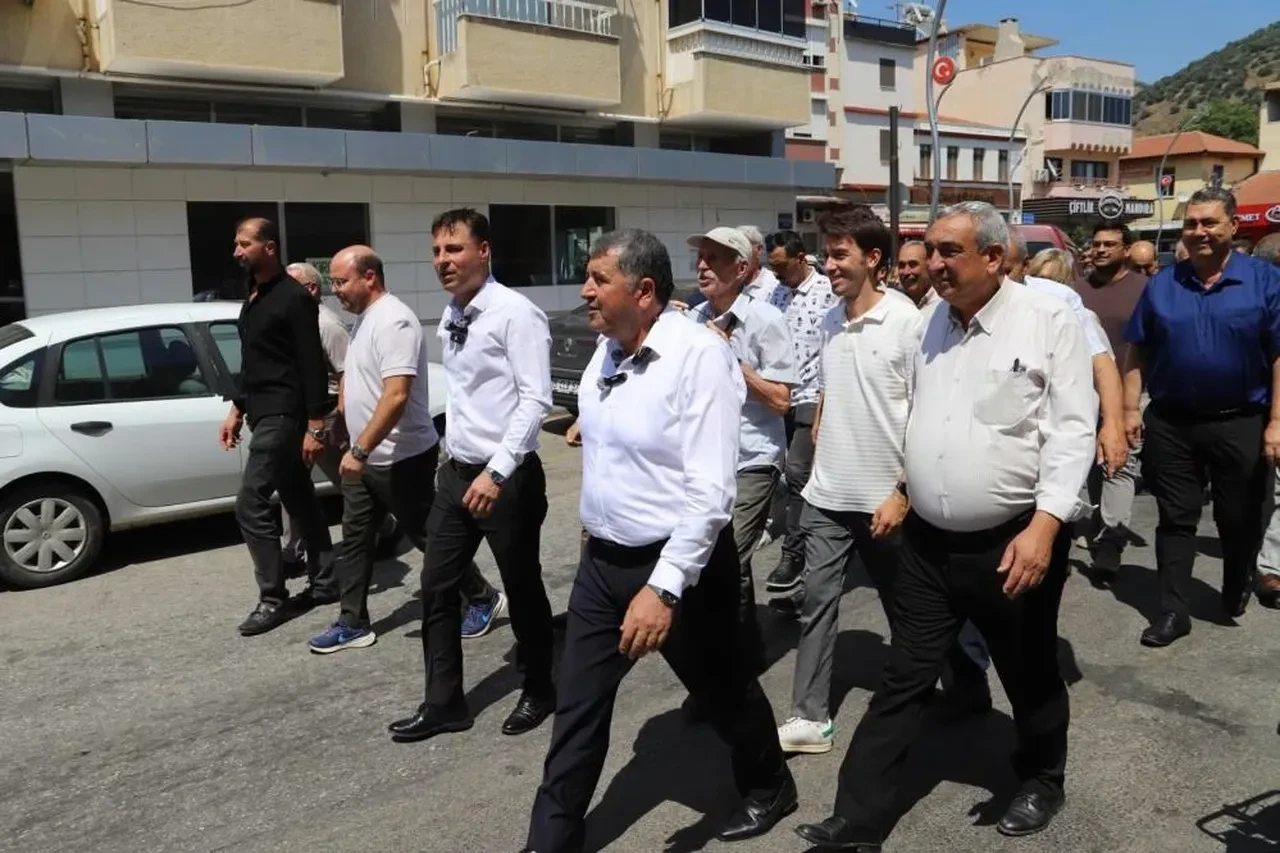 İzmir Bayındır Belediye Başkanı Sakarsu ve ilçe teşkilatı CHP'den istifa etti