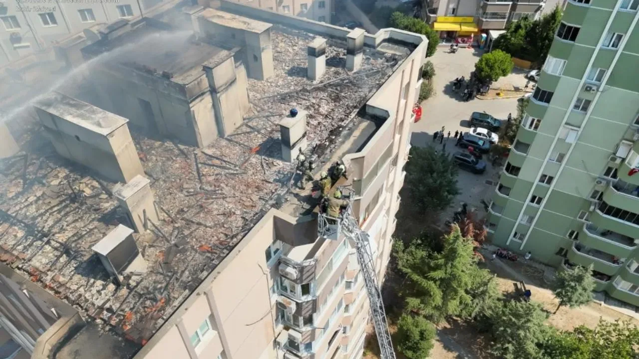 İzmir itfaiyesinden zamanla yarış: 10 katlı binanın çatısındaki alevlerden işçiler böyle tahliye edildi
