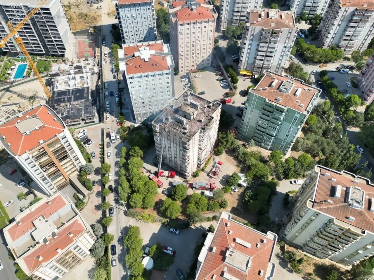 İzmir itfaiyesinden zamanla yarış: 10 katlı binanın çatısındaki alevlerden işçiler böyle tahliye edildi