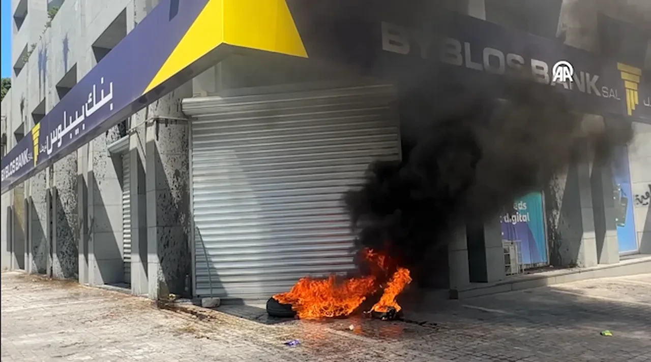 Lübnan’da 7 yıllık mevduat isyanı! Halk isyanda: Çalınan paralarımızı istiyoruz!