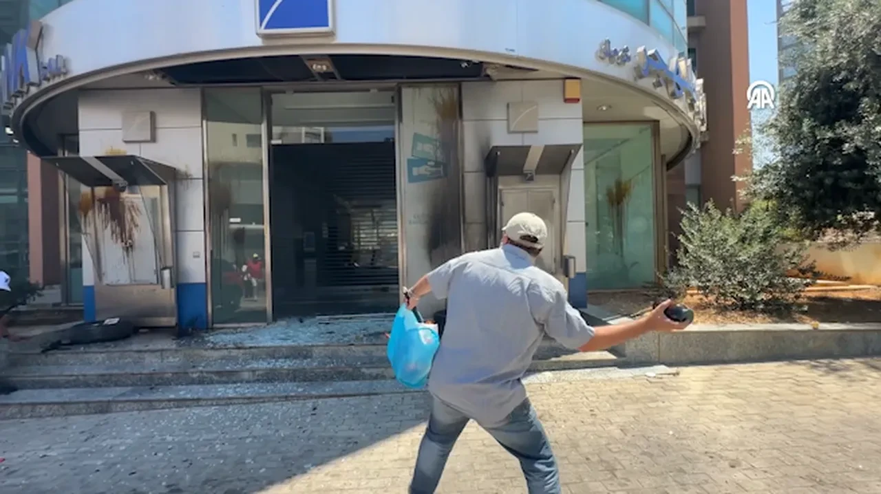 Lübnan’da 7 yıllık mevduat isyanı! Halk isyanda: Çalınan paralarımızı istiyoruz!