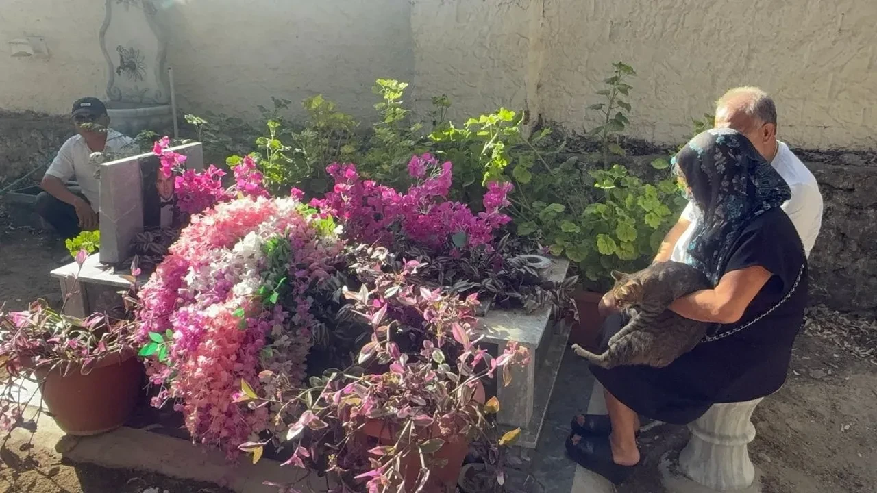 Safiye Soyman’dan yürek burkan ziyaret! Oğlunun mezarı başında gözyaşlarına boğuldu