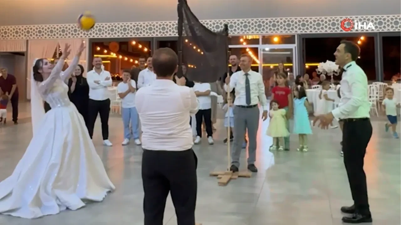Voleybol sahasında tanıştılar, fileyi düğünlerinde kurup evlendiler!