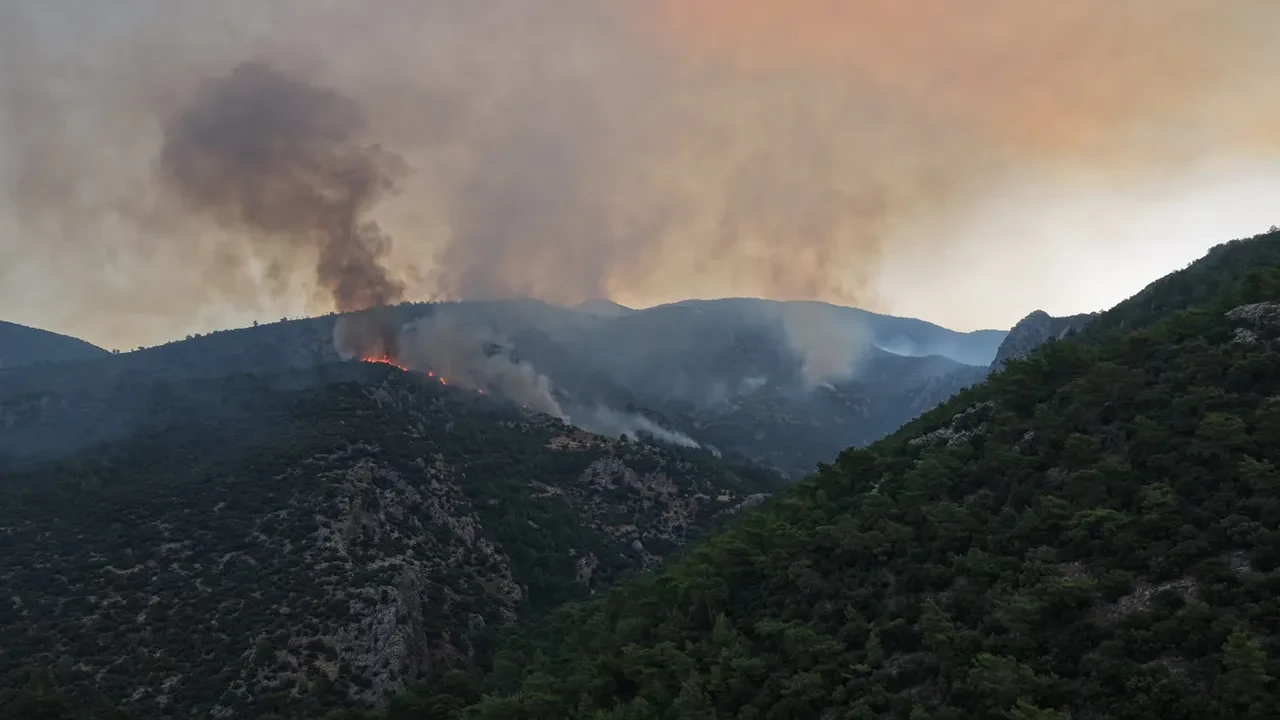 Antalya Kaş'taki orman yangını ikinci gününde! Alevlerle mücadele canla başla sürüyor