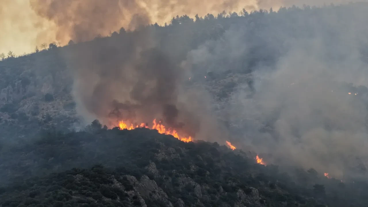 Antalya Kaş'taki orman yangını ikinci gününde! Alevlerle mücadele canla başla sürüyor