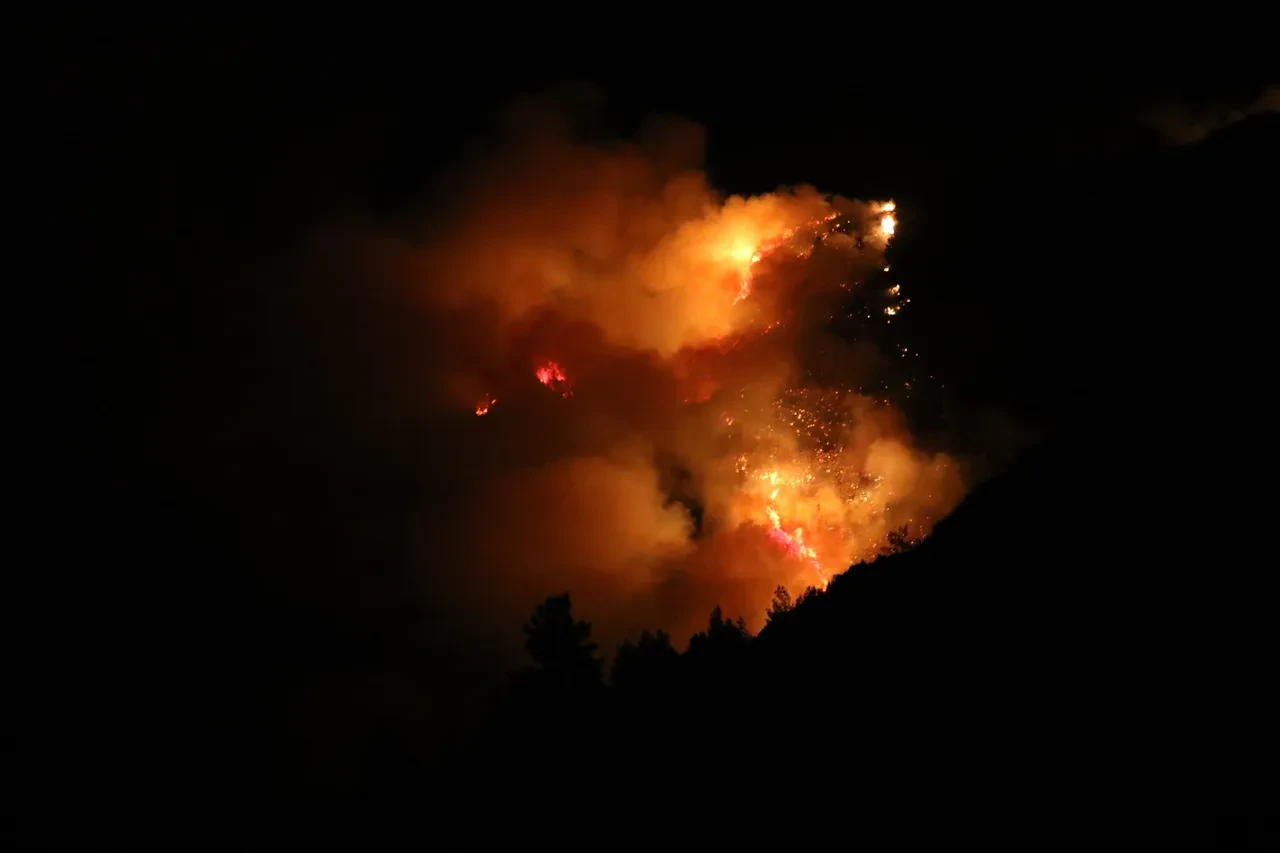 Antalya’nın Kaş ilçesinde orman yangını! Alevlerle mücadele saatlerdir sürüyor