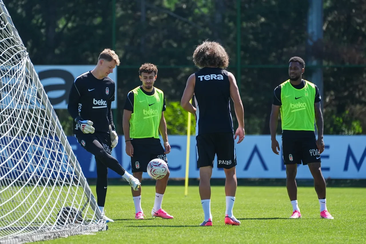 Beşiktaş'ın Midtjylland maçı kamp kadrosu açıklandı