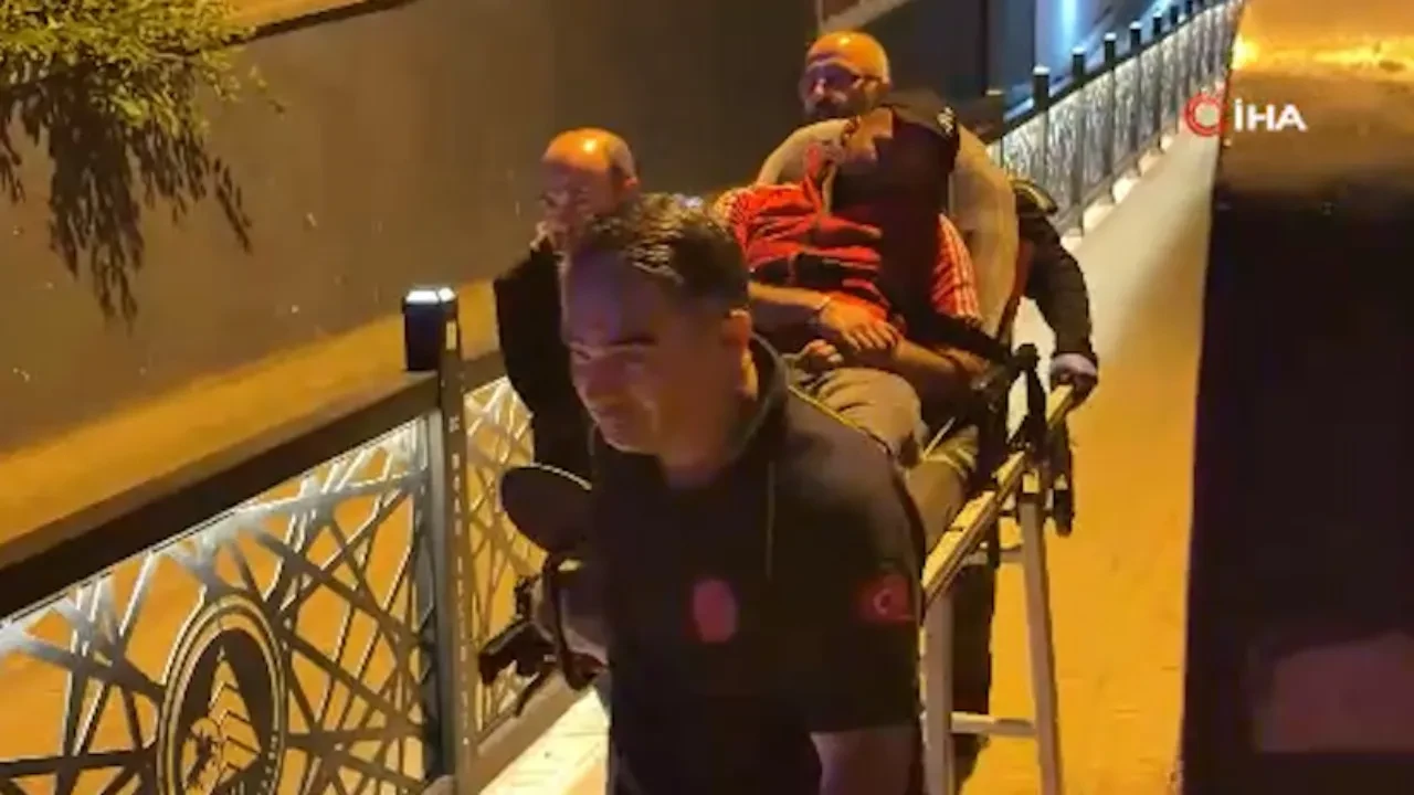 Herkes öldü sandı, alkollü çıktı! Ayakta bile duramayınca sedye ile taşındı: İlginç anlar kamerada 